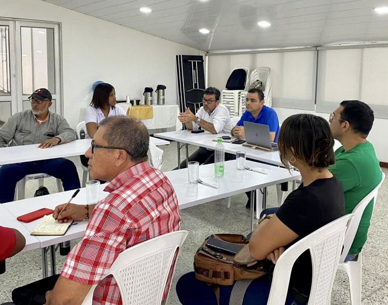 fjmurielandrade's tweet photo. #Hoy en Mesa Técnica del #CNP #Buenaventura, junto al subdirector del Centro, @mgomezb1973 y diferentes actores del sector productivo trazando rutas de implementación de programas relacionados con seguridad alimentaria y productividad agropecuaria. #campesena https://t.co/qWPtejXbTo