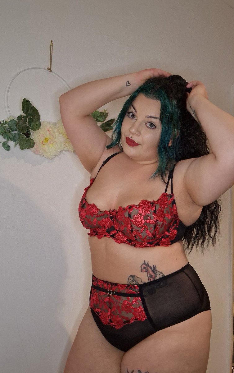 🎶 I need a HERO, I'm holdin' out for a hero till the end of the night 🎶

Shop The Hero Non Padded bra and High Waisted brief 

#lingerie #lingerieaddict #empowered #glorious #sexy #bodypositive #selflove #datenightoutfit #annsummers #sisterhoodsuperstar #fullerbust #plussize