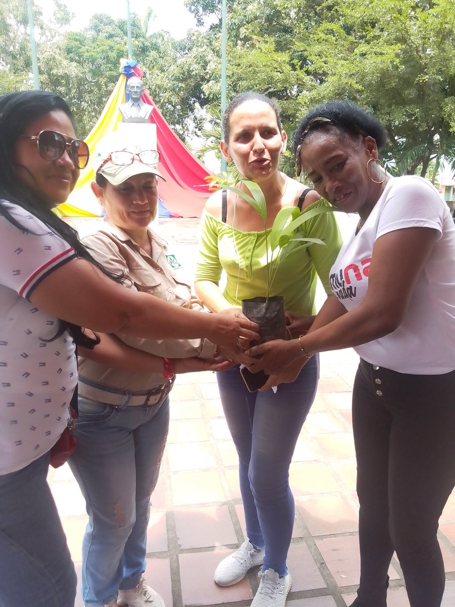 MonagasComunas's tweet photo. #Hoy 🌱🌱En el marco de la conmemoración del décimo aniversario de la partida física del Comandante Supremo Hugo Chávez Frías, #comuner@s del municipio #Maturín, siembran árboles en el parque Andrés Eloy Blanco. 
#ComunaONada
@MinecOficial https://t.co/QGePhf2OTN
