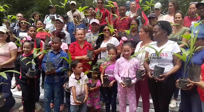 MonagasComunas's tweet photo. #Hoy 🌱🌱En el marco de la conmemoración del décimo aniversario de la partida física del Comandante Supremo Hugo Chávez Frías, #comuner@s del municipio #Maturín, siembran árboles en el parque Andrés Eloy Blanco. 
#ComunaONada
@MinecOficial https://t.co/QGePhf2OTN
