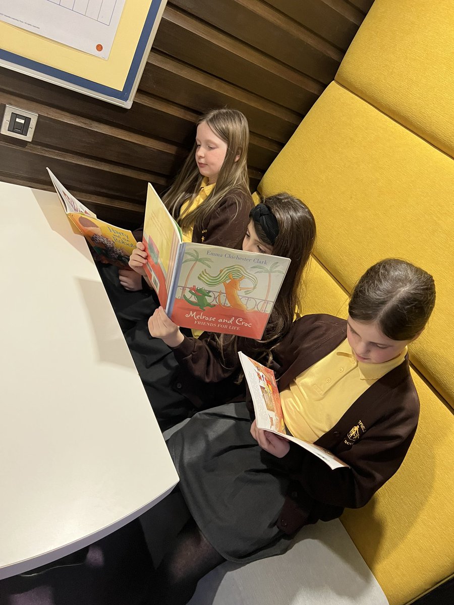 EastfieldPSHull's tweet photo. 4EO enjoyed their time in the school library today!π#eps4eo https://t.co/B1j8hKyugH