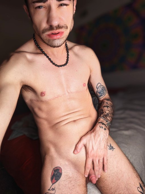 Big dick boy ? https://t.co/84hsEWBjhO