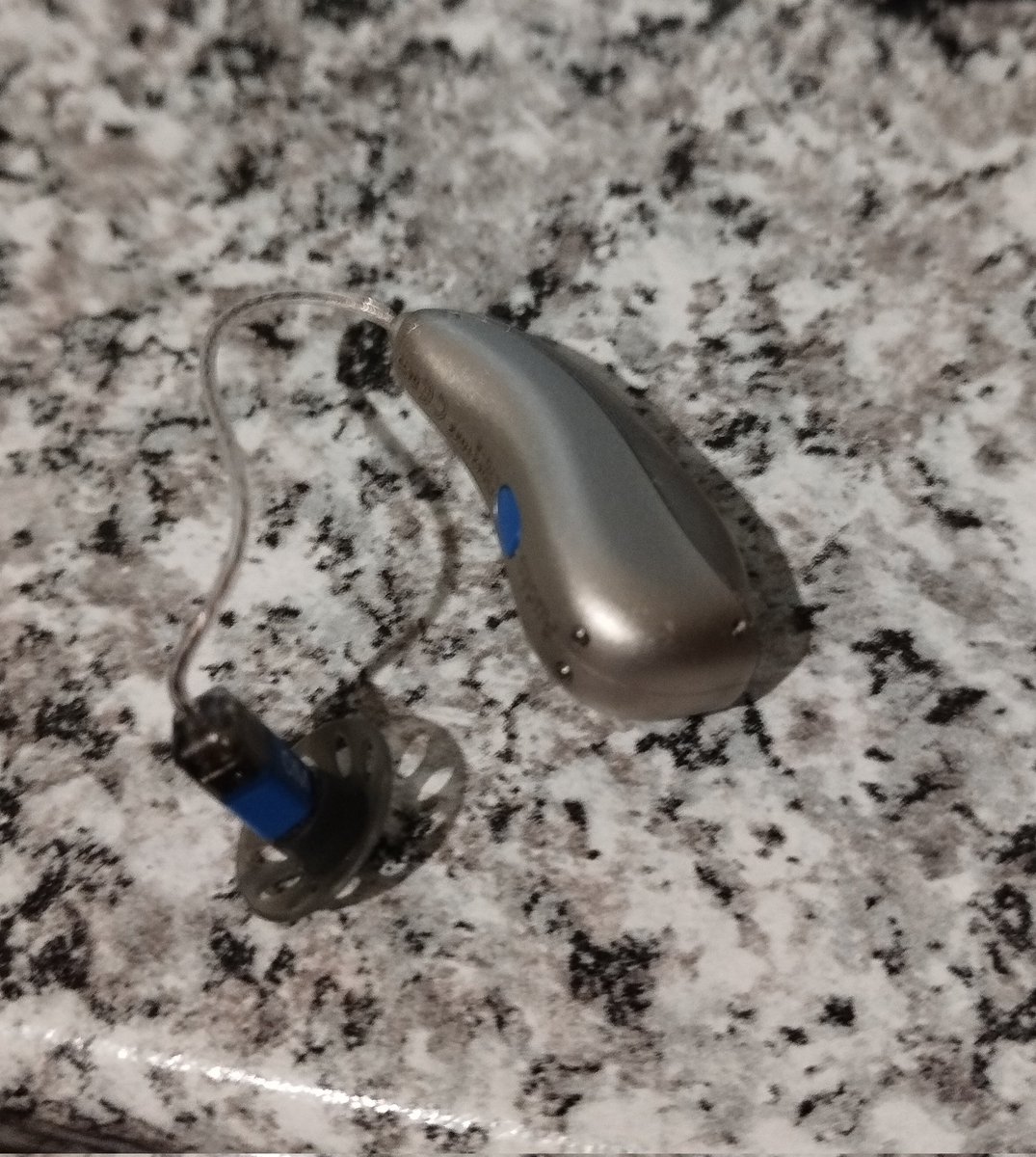 Atopei na Coruña, na rúa do Socorro, este audífono da marca Phonak. A ver se atopamos a quen o perdeu <a href="/silcerino/">Silcerino</a>