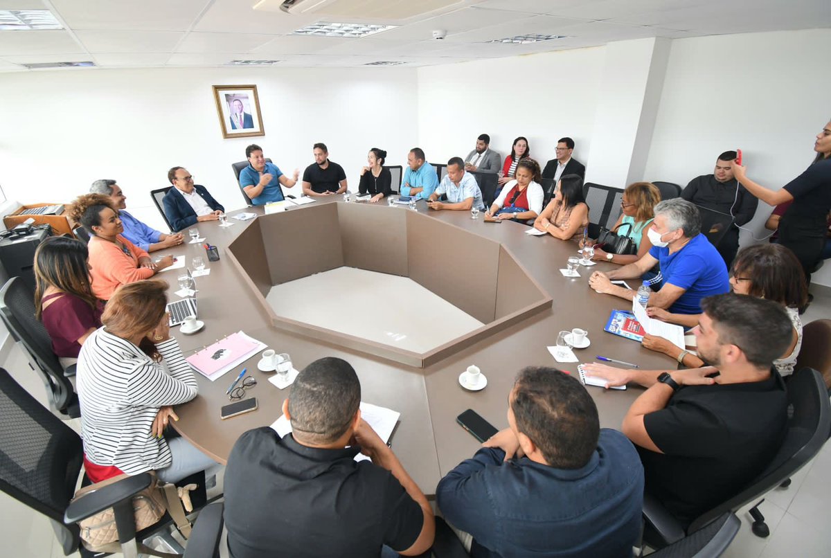 FelipeCCamarao's tweet photo. Realizamos + uma rodada de negociação cm o Sindicato dos Professores. Conseguimos subir p/ 11% de reajuste à categoria, proposta recusada. Na segunda-feira teremos uma audiência intermediada pelo Ministerio Público e outra com o judiciário. https://t.co/dvt5bXZQS7