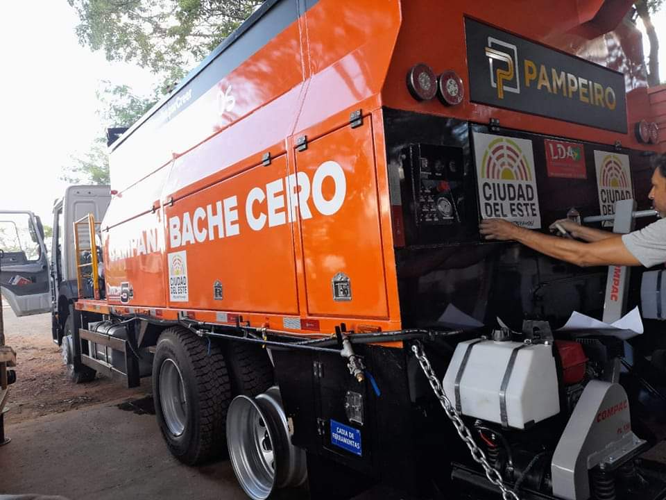 eliasbernal2014's tweet photo. #YoCreoBaches Me encanta que mis denuncias hayan causado efecto. Ahora vamos a ver cuanto cuesta al contribuyente la dichosa maquina.. que no sea un robo como EcoFest, el hospital móvil, los alimentos en pandemia. 
Les gusta meter la mano en la lata a este grupito. 
#BacheFest https://t.co/TY2Sd9CkS7