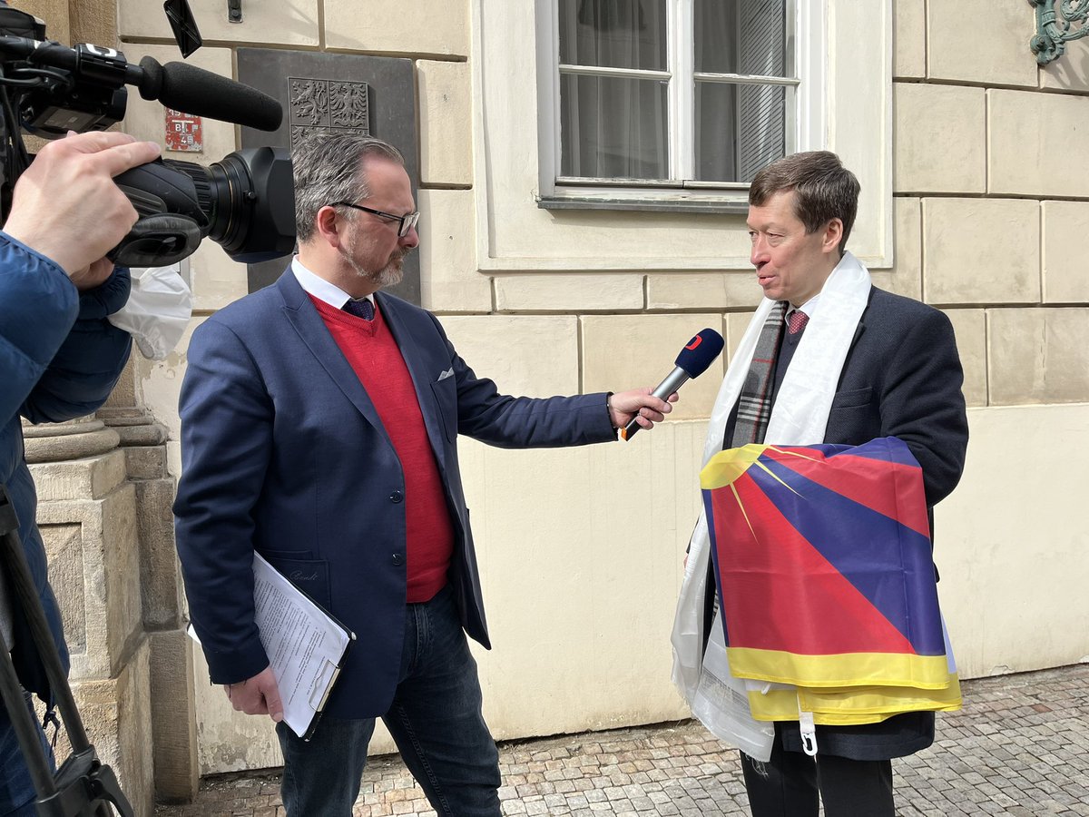HayatoOkamura's tweet photo. DEN TIBETU
Dnes si připomínáme výročí začátku povstání Tibeťanů proti čínské komunistické vojenské okupační moci v roce 1959. 

Odboj proti drtivé přesile čínské armády se nezdařil, dalajlama a tisíce a tisíce Tibeťanek a Tibeťanů uprchli přes velehory především do Indie. https://t.co/YKGv68qxD9