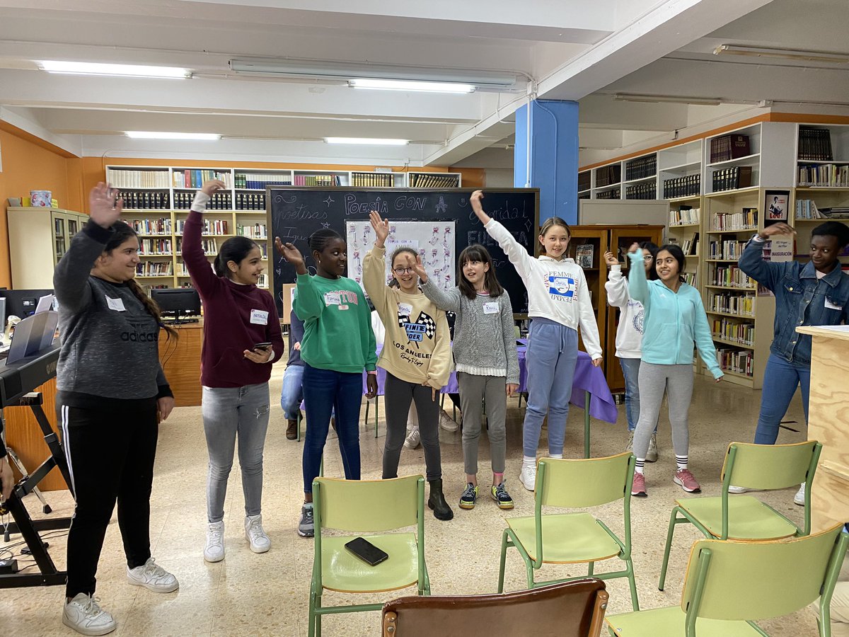 CPRamiroSolans's tweet photo. Tarde de “Poesía con A” en el @iesvp Nuestras chicas de 5º y 6º han compartido una jornada de poesía feminista con alumnado del IES y referentes aragonesas, han recitado una poesía de Barbara Arsmtrong e incluso cantado. Esperando ya el nuevo encuentro https://t.co/d8rYyLTT7h