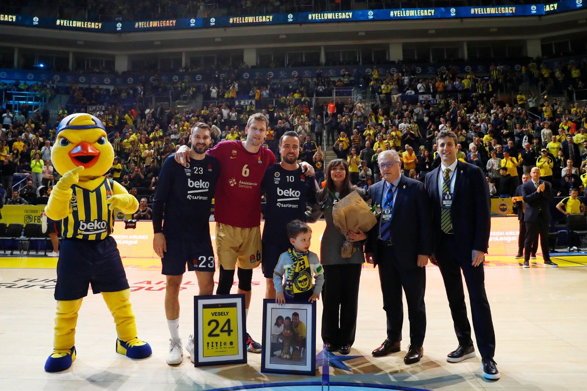 No words can describe the feeling. It will always feel like home. Thanks to all the fans, teammates and thanks to the office and the staff for this unforgettable emotion. 💛💙 @FBBasketbol