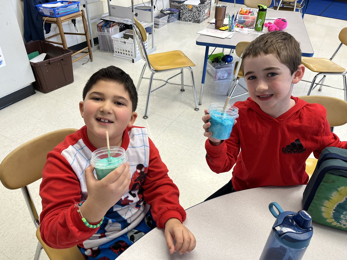 Had a slime party with the raffle winners! We enjoyed lunch then made our own slimes #raviniarocks #112leads <a href="/rachelskahn/">Rachel Kahn</a>