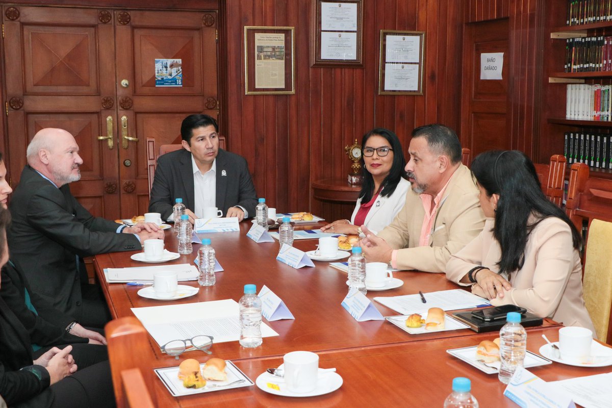 Durante la visita del Embajador de Francia en Ecuador <a href="/Desagneauxdiplo/">Frederic Desagneaux</a> dialogamos sobre temas académicos que nos permitirán enlazar vínculos y trabajar en diferentes ámbitos de la enseñanza del idioma francés. 

#PacoRector  
#UniversidaddeGuayaquil
<a href="/FranceEquateur/">FranceÉquateur 🇫🇷🇪🇨</a>