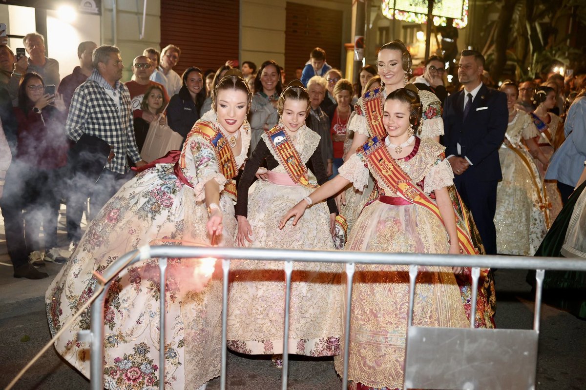 💡 La ciutat de València s’encén per celebrar les #Falles23. Hui, davant de milers de persones, hem presenciat la inauguració de la il·luminació de les comissions <a href="/FMalvarrosa/">FALLA MALVARROSA</a> i <a href="/FalladelaLlum/">Falla Cuba Pto Rico</a>. ✨