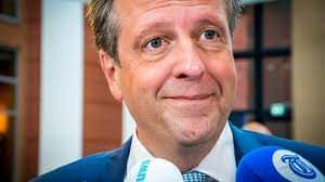 Heel deugend Nederland valt over Jack v Gelder. Toen deze swaffelaar een dame bezwangerde in zijn omkoopneukflat en daarna bijna tot een abortus dwong was het muisstil #hypocrietebende