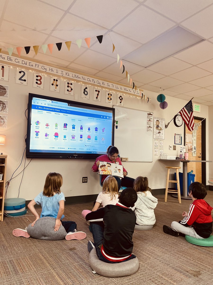 MrsAndersen24's tweet photo. Such an exciting day with our #ReadAcrossAmerica activities @AngelOakElem 💛💛💛 https://t.co/wK7xGRar2y