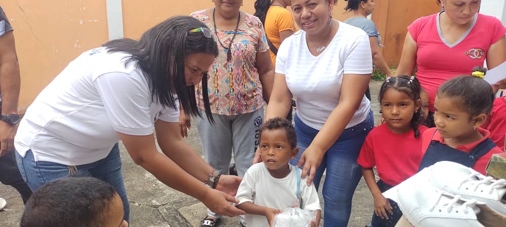#ChavezInmortal Continúa entrega de zapatos en Delta Amacuro. CEIS Juan Vicente González y CEIS Divino niño, recibieron con alegría y entusiasmo sus calzados.
#JuntosPorLaEducacionDelFuturo
@NicolasMaduro @_LaAvanzadora @MPPEDUCACION @vicent_carvajal @FlorvidiaLaya