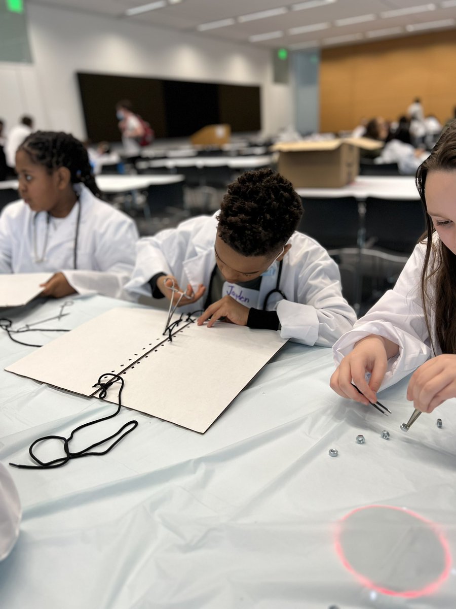 sidwisp18's tweet photo. Thanks to everyone who volunteered the kids had a blast at See it Be it. We heard kids say 
“Hi I am doctor…” 
“Please take a pic and send it to my mom” 
“I am going to be a surgeon”
@CWRUSOM #SiBi https://t.co/woQ0EslnLU