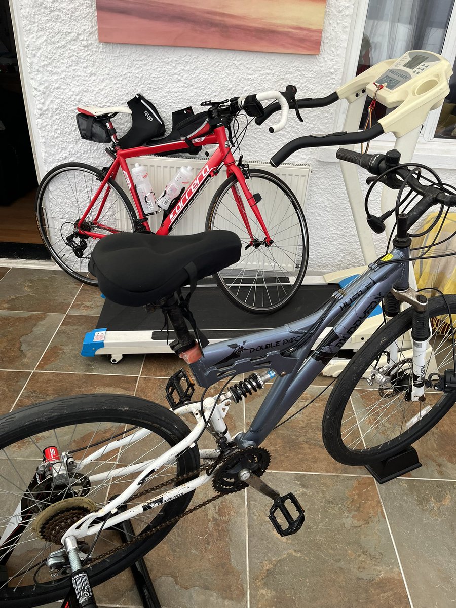 janicechappell's tweet image. Indoor training 🥵on the turbo 👍 (I do love the soft seat tho 😂) road bike ready 😍 thanks to my brother-in-law #GoalSetting #BiggestChallenge #LongDistance #cycling #IMustBeMad 😳😳😳 definitely feel a blog on this experience 😂😂😂 🚴🏻🚵🗻🏔️🏞️ more details to follow soon 😉