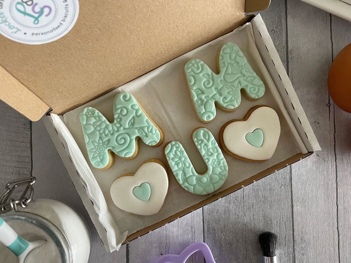 locketandsugar's tweet image. Mum Mother’s Day Letterbox Cookies, pick from green, pink or purple, with stars or hearts! 💜⭐

Shop now, for delivery in time for Mother's Day 📮

locketandsugar.co.uk/shop/mum-mothe…

#MothersDay #PostalGift #GiftsForMum