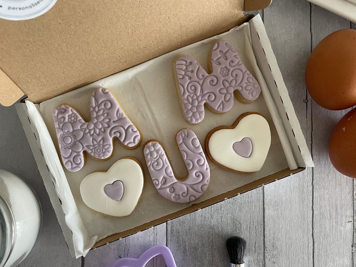 locketandsugar's tweet image. Mum Mother’s Day Letterbox Cookies, pick from green, pink or purple, with stars or hearts! 💜⭐

Shop now, for delivery in time for Mother's Day 📮

locketandsugar.co.uk/shop/mum-mothe…

#MothersDay #PostalGift #GiftsForMum