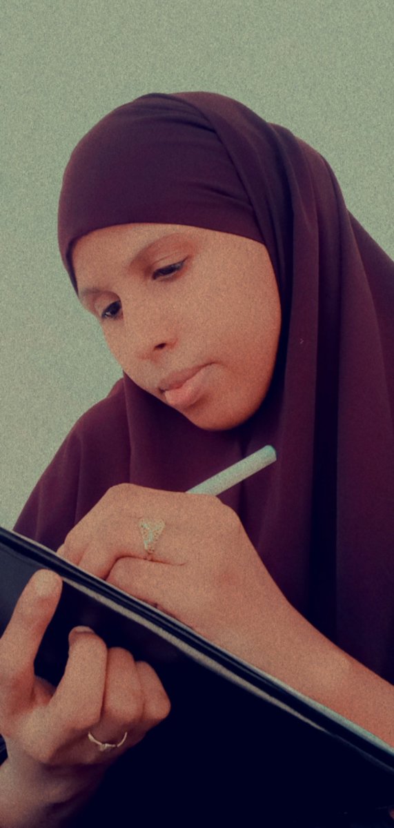 Nimcayar's tweet photo. "Gallad, Waxaan u Hayaa,
Dadka Ruuxa Garan kara, 
Gef Inaan ku dhici karo, 
Gacanteeyda Qaban kara, 
Gaar Intuu ila Baxo.

#Nafyar
#DarenkaAamusan 
#NololiyoJacel https://t.co/bjon7YeOtn