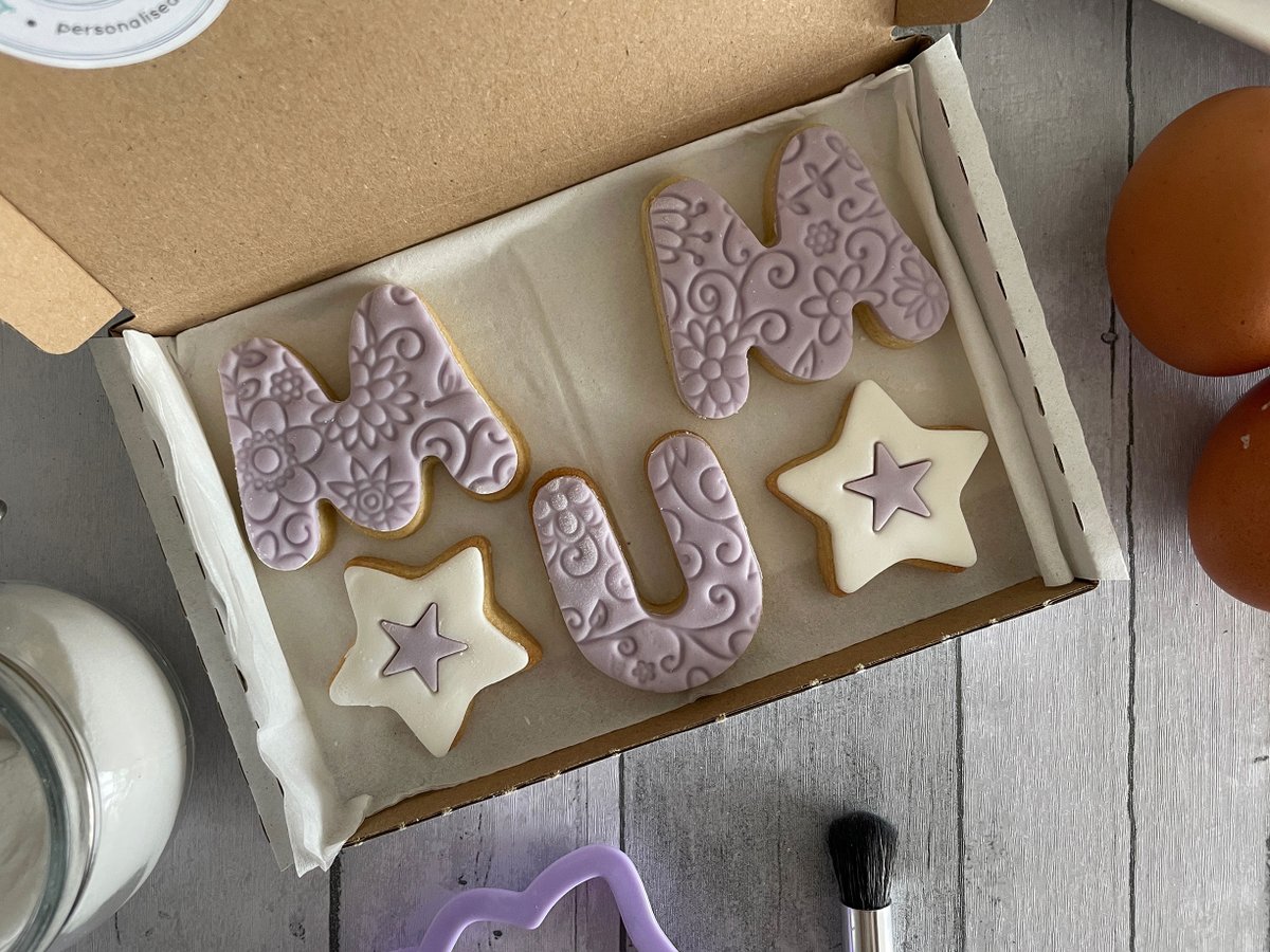 locketandsugar's tweet image. Mum Mother’s Day Letterbox Cookies, pick from green, pink or purple, with stars or hearts! 💜⭐

Shop now, for delivery in time for Mother's Day 📮

locketandsugar.co.uk/shop/mum-mothe…

#MothersDay #PostalGift #GiftsForMum