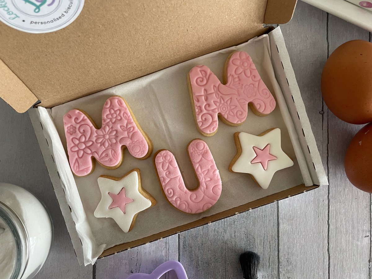 locketandsugar's tweet image. Mum Mother’s Day Letterbox Cookies, pick from green, pink or purple, with stars or hearts! 💜⭐

Shop now, for delivery in time for Mother's Day 📮

locketandsugar.co.uk/shop/mum-mothe…

#MothersDay #PostalGift #GiftsForMum