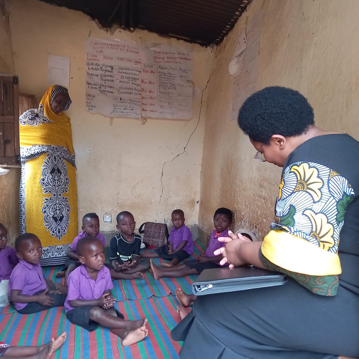 BugeseraDistr's tweet photo. Uyu munsi, muri @BugeseraDistr Itsinda ry’abagize @RwandaParliamnt bari mu ihuriro #FFRP baje muri gahunda yo gukora ubukangurambaga bugamije kwihutisha uruhare ry’umugore mu iterambere, basuye ingo mbonezamikurire y’abana (ECDs) zo mu mirenge ya #Ntarama na #Nyamata. https://t.co/jrSBRlLFig