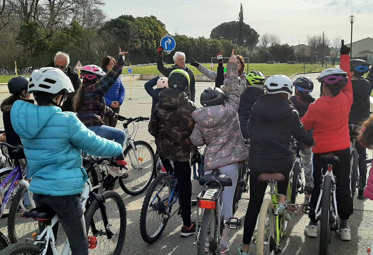JeanBouscat's tweet photo. Une semaine avec des animations variées : SRAV dans une école, Tribunal pas banal au LEP, Ecoconduire et EDPM à L'Arseaa.
@Prevention_MAIF https://t.co/BpVMmgbo4V