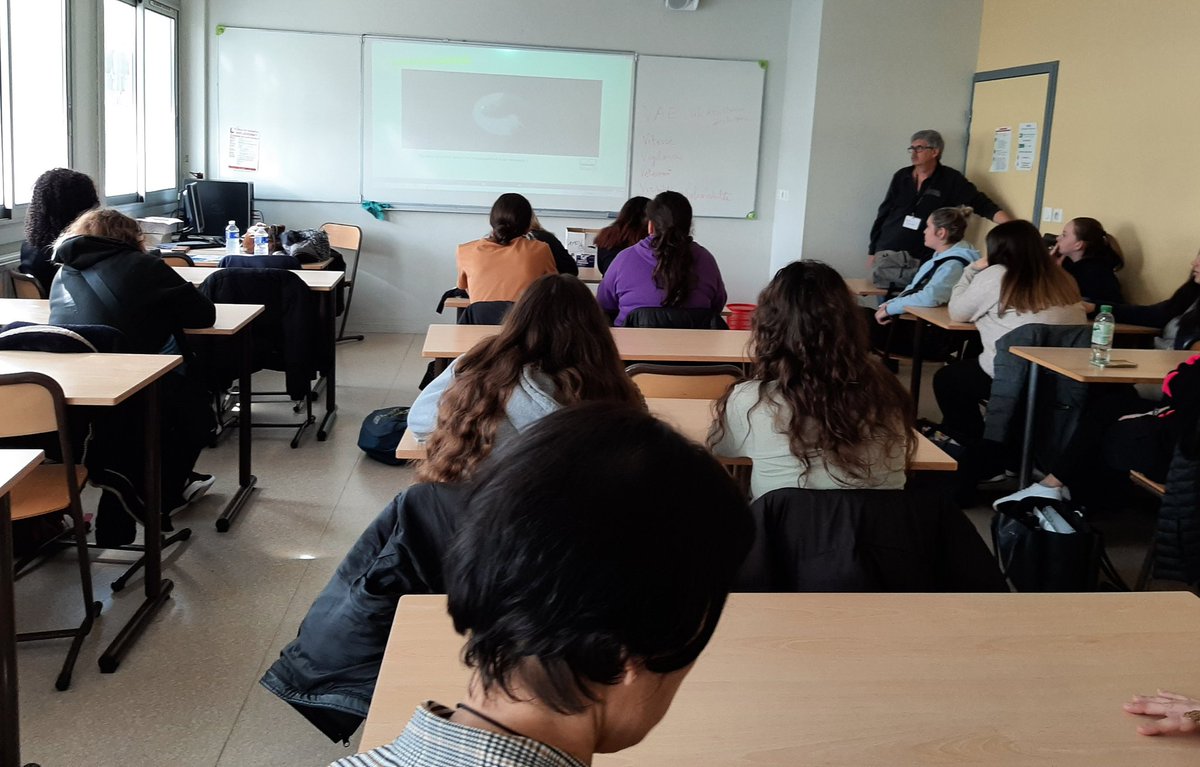 JeanBouscat's tweet photo. Une semaine avec des animations variées : SRAV dans une école, Tribunal pas banal au LEP, Ecoconduire et EDPM à L'Arseaa.
@Prevention_MAIF https://t.co/BpVMmgbo4V