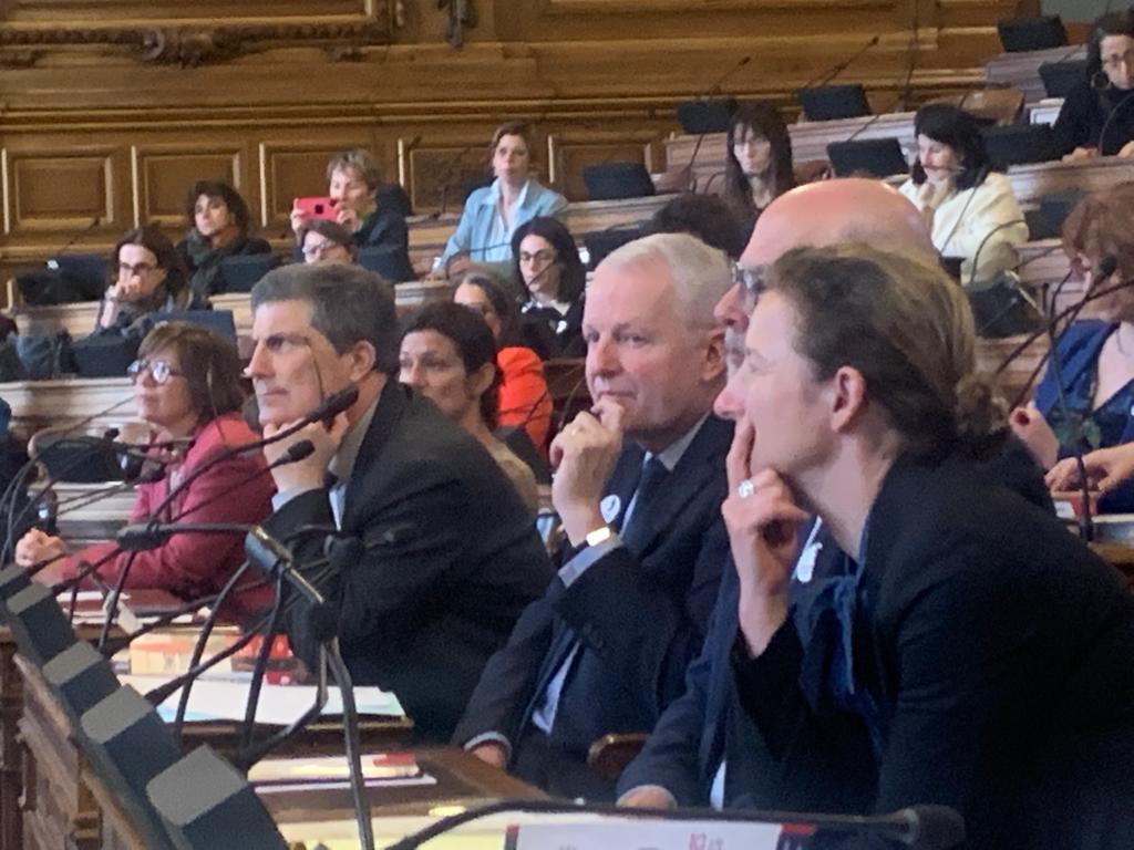 Helenebidard's tweet photo. J'ai eu le plaisir d’accueillir, aujourd'hui dans l’hémicycle du Conseil de @Paris au nom de @Anne_Hidalgo, le colloque «Parcours de femmes» de l’association @FemmesDeJustice qui œuvre pour une égalité réelle femmes-hommes au ministère de la justice comme dans toute la société https://t.co/gaoDWNqlal