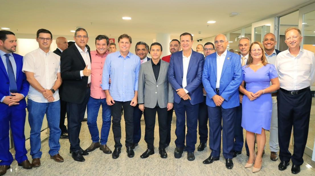 ClecioAlvesGO's tweet photo. Hoje participei da posse da nova diretoria do #RepublicanosGoiás, com a presença do presidente nacional do partido, @marcospereira04 e outras autoridades políticas. @HildoCandango, ex-prefeito de Águas Lindas, será o novo presidente estadual. https://t.co/DFNv2PC21x
