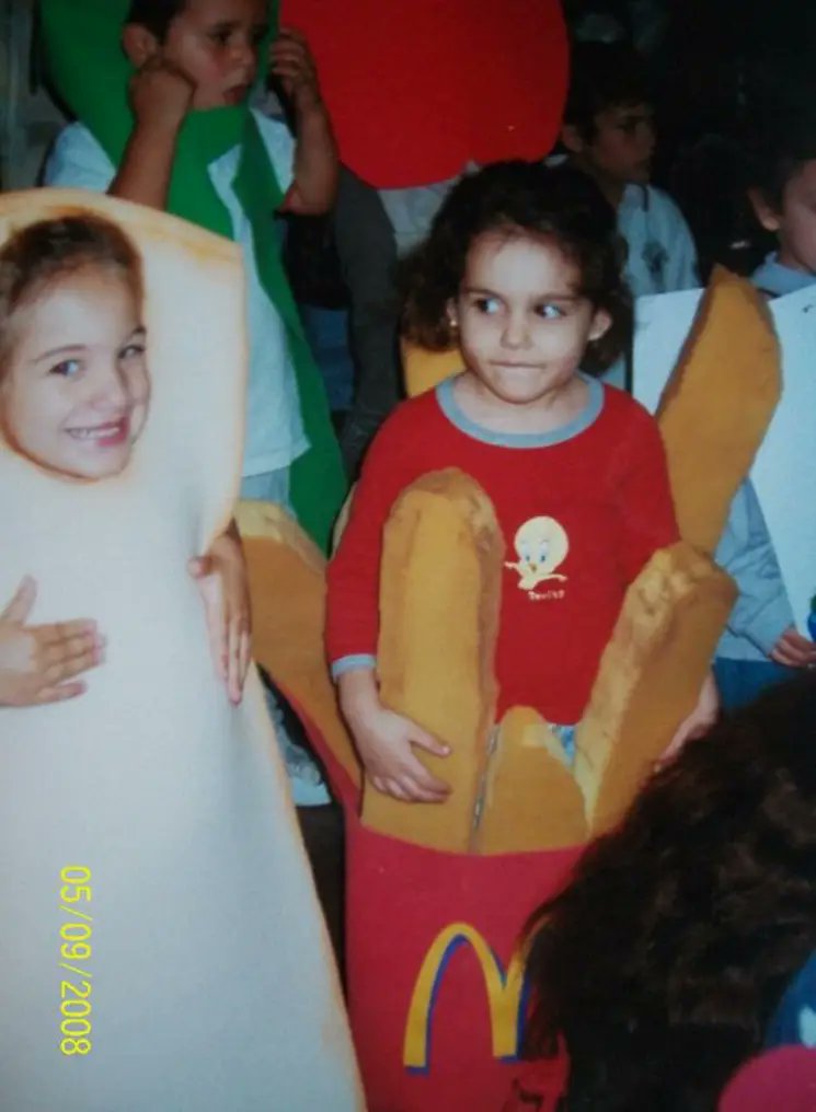 DelfiLanda's tweet photo. Vengo a mostrar esta foto en la cual me tenía que disfrazar de papa frita y mamá me hizo un traje de UNA papa frita, y mi compa era un paquete de papas fritas de mc donals. Igual estaba re contenta. https://t.co/RUpw65IgBN