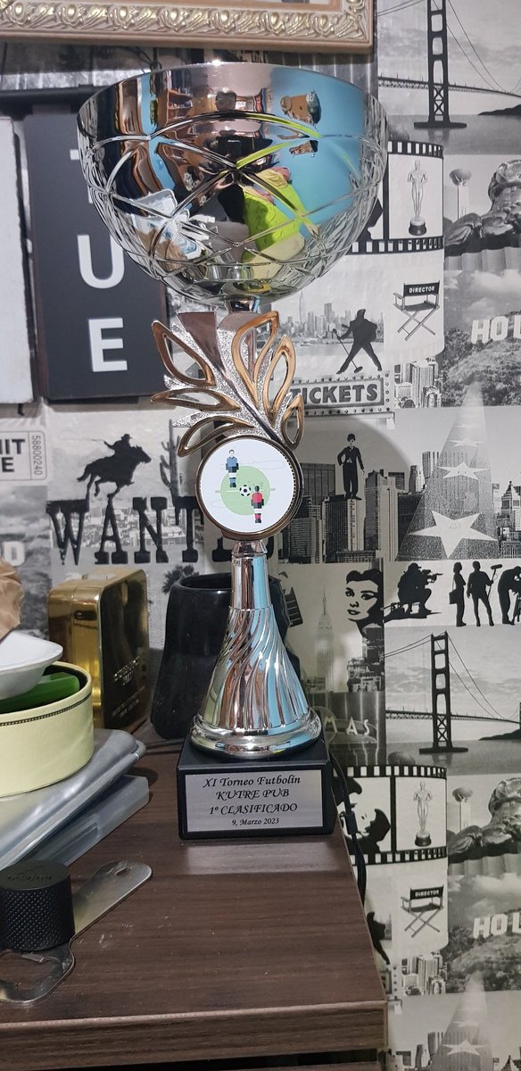 RubenEstaAhi's tweet photo. Como reluce el trofeo del torneo de futbolin de @KutrePub !! https://t.co/SFgx6sWrZZ