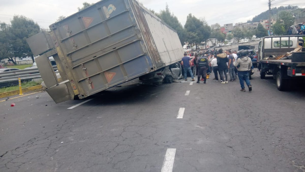AMT_Quito's tweet photo. #AMTInforma | Se registró un siniestro de tránsito en la av. Simón Bolívar en el sector de Monjas en sentido sur - norte, se mantiene un cierre total de la vía. 

Tome rutas alternas.
🚘Se habilita un desvío vehicular por la Loma de Puengasí. https://t.co/x0q6HRQPBO
