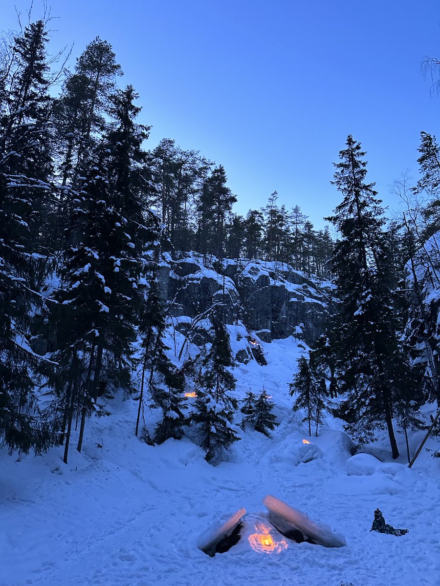 Perjantai-illan soihtupolku Pirunpesälle. Kiitos Tiirismaan Ladun puuhahenkilöille! 💙 ⁦@suomenlatu⁩ ⁦<a href="/HollolanKunta/">Hollolan kunta</a>⁩
