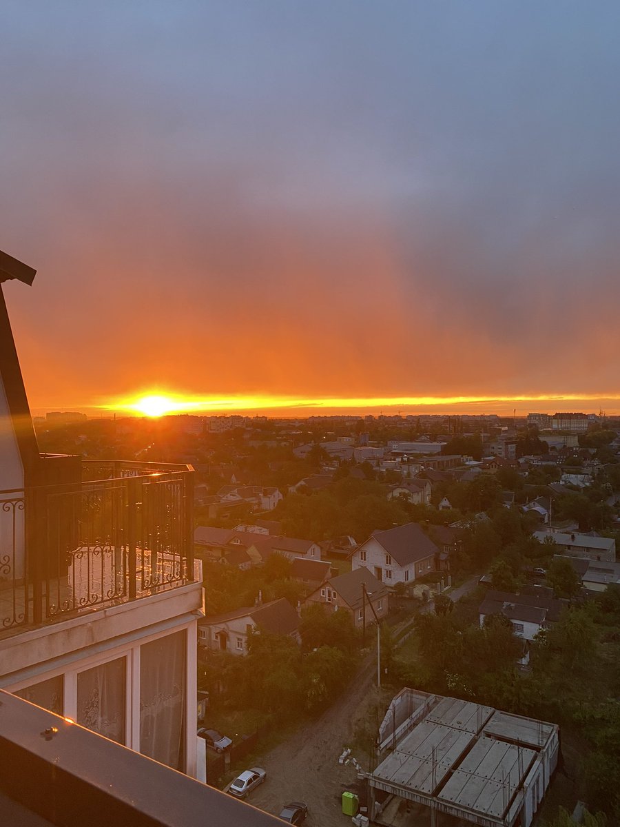 youngolder0's tweet photo. Hard times. Have a lot of work. Can’t complain. Also have something on my soul. How it is called when you fall in love from your head to toes literally? https://t.co/M7oTEeivO5