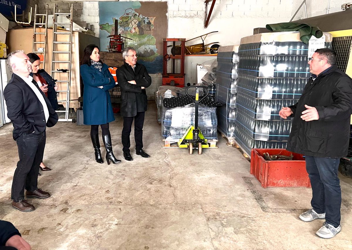 ThierryMARIANI's tweet photo. Avec @GrisetCatherine, visite de la cave de #Champagne🍾🍾 de Vincent Gobert à #Romery à l’occasion de notre rencontre avec les membres du bureau du @RNational_off dans la #Marne.
Un vigneron passionné et authentique attaché à la qualité de son métier 👍 https://t.co/sGZwVj6Zul