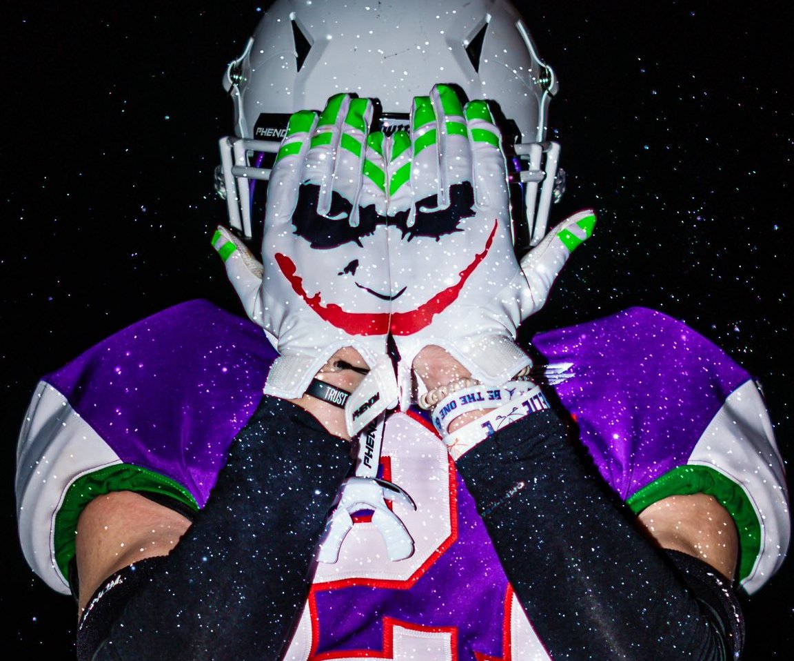 Want to win a pair of #FREE Joker football gloves? 🃏

To enter the contest, participants will need to click the link below!  

📲 gleam.io/eYMOV/joker-gl…

#Phenom x #DCComics