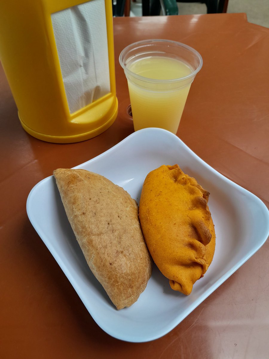 edusilveira76's tweet photo. Sexta é dia de variar! Almoço de hoje: Pastel integral de Bacalhau, Saltenha de Frango e suco de Caju.
.
#almoço #lunch #pastel #pastelintegral #pasteldebacalhau #saltenha #saltenhadefrango #suco #sucodecaju #sexta #instafoto #instafood #instaphoto #foodphotography #tribom https://t.co/iB8RsJI3ox