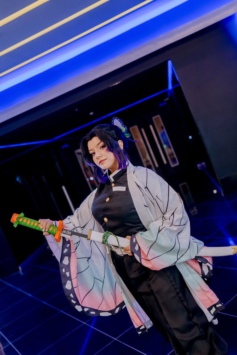 ShimaCheshire's tweet photo. Fotito preciosa que tomo mi bb Jenzzo - Cosplay Photography en la Avant Premier de Kimetsu no Yaiba Swordsmith Village🦋💜Muchas gracias a @AnimeSamaDesu por la invitación y a @CinemarkChile por la organización 💜 #kimetsunoyaiba #shinobukocho #avantpremier https://t.co/QMMDbbgmUq