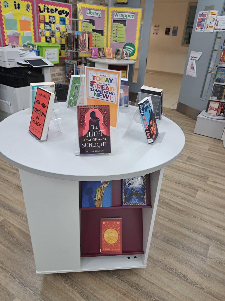 ChelseaAcadLib's tweet image. Lots of new books in the library. The new Graphic Novels and Manga have been flying off the shelves alongside the new Twilight Saga collection. #TeamEdward @chelseaacademy