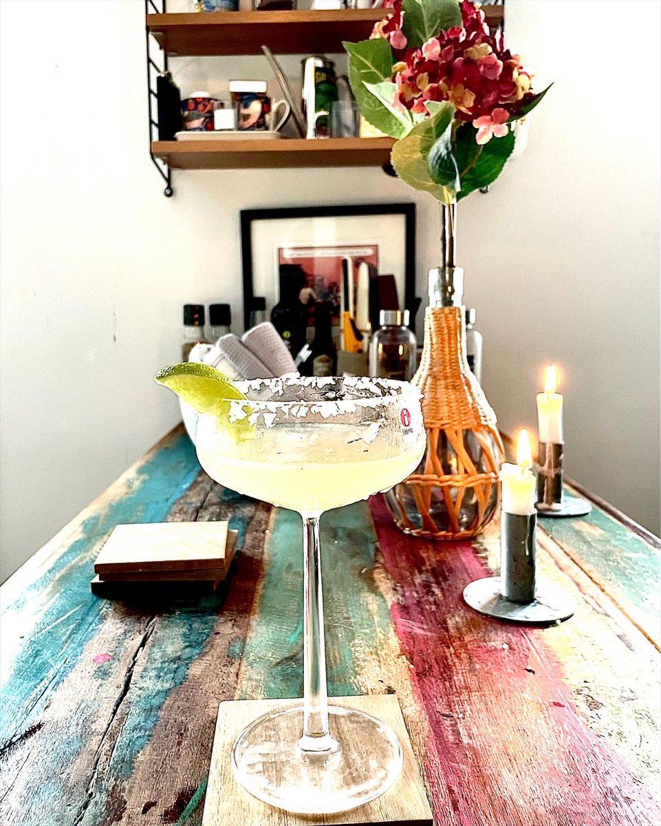 Capellonu's tweet photo. Låt musiken flöda i dit liv. 
Musik är själens tankar. 
Musiken börjar där orden upphör. 
Fredagkväll, ensam med musiken och min egen Margarita (drink o recept, se foto). 
Där själen tillåts komma ikapp vardagen. 
”People want to hear songs with the words they’re afraid to say”. https://t.co/vJxK354PX7