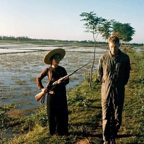 Era 11 de diciembre de 1961, EEUU 🇺🇸, sin declarar la guerra, invade Vietnam.

▶️ 7.300.000 bajas entre muertos y heridos.

▶️ Se lanzaron más explosivos en Vietnam de los que se usaron en todos los frentes durante la Segunda Guerra Mundial.

▶️ Los estadounidenses vertieron 350