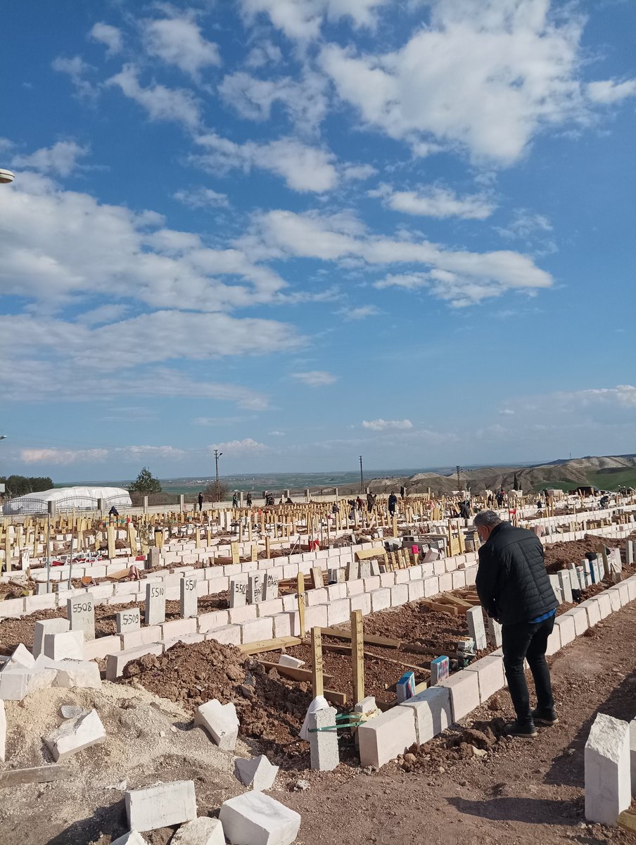 Yaşamak bizim için dokunaklı bir şiir değil ki.

#adiyamandeprem #Adıyaman