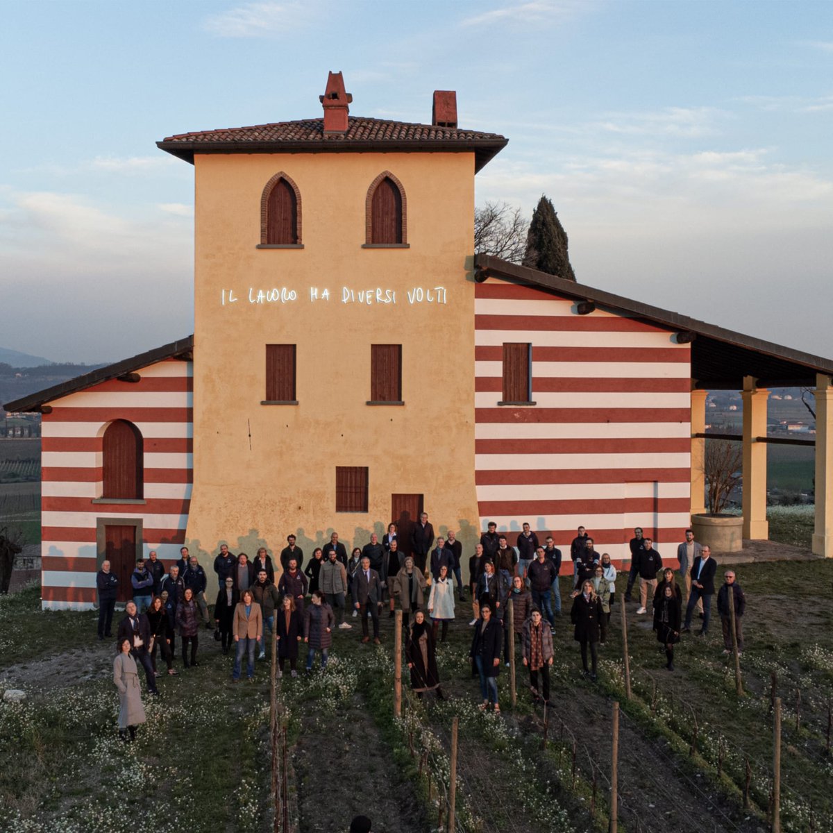 In occasione di “Bergamo Brescia 2023 Capitale Italiana della Cultura” Academia Berlucchi inaugura Casa dei Talenti con il progetto di arte partecipata e diffusa #ViteOperose. Il castello di Borgonato in Franciacorta, da oggi, sosterrà una scultura di luce che guarda al futuro.