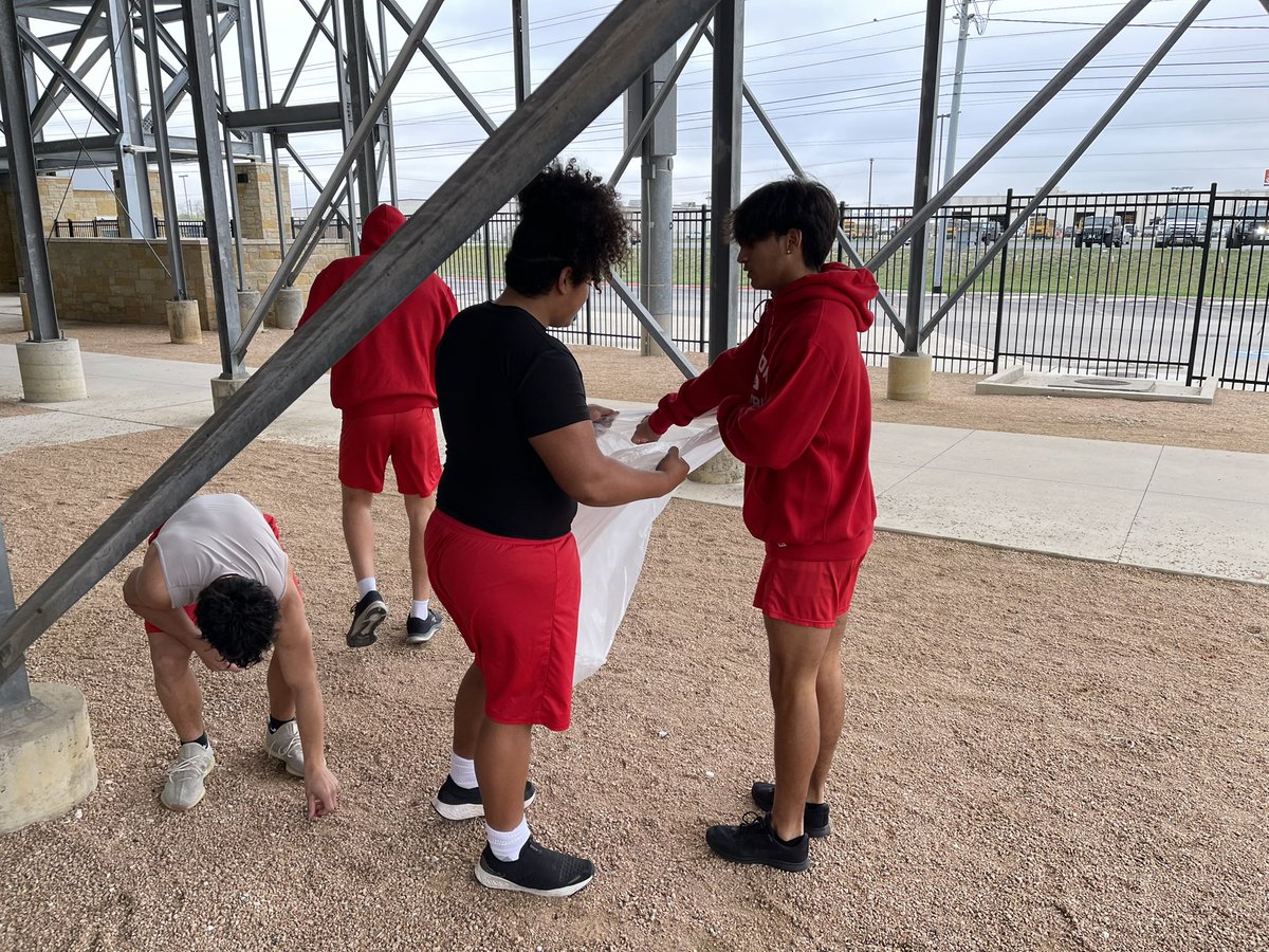 Canyon_Football's tweet photo. Coogs doing their part helping out around campus before the break!

#RedBurnsBrighter🔴🔥 https://t.co/AmnYzu7ZdD