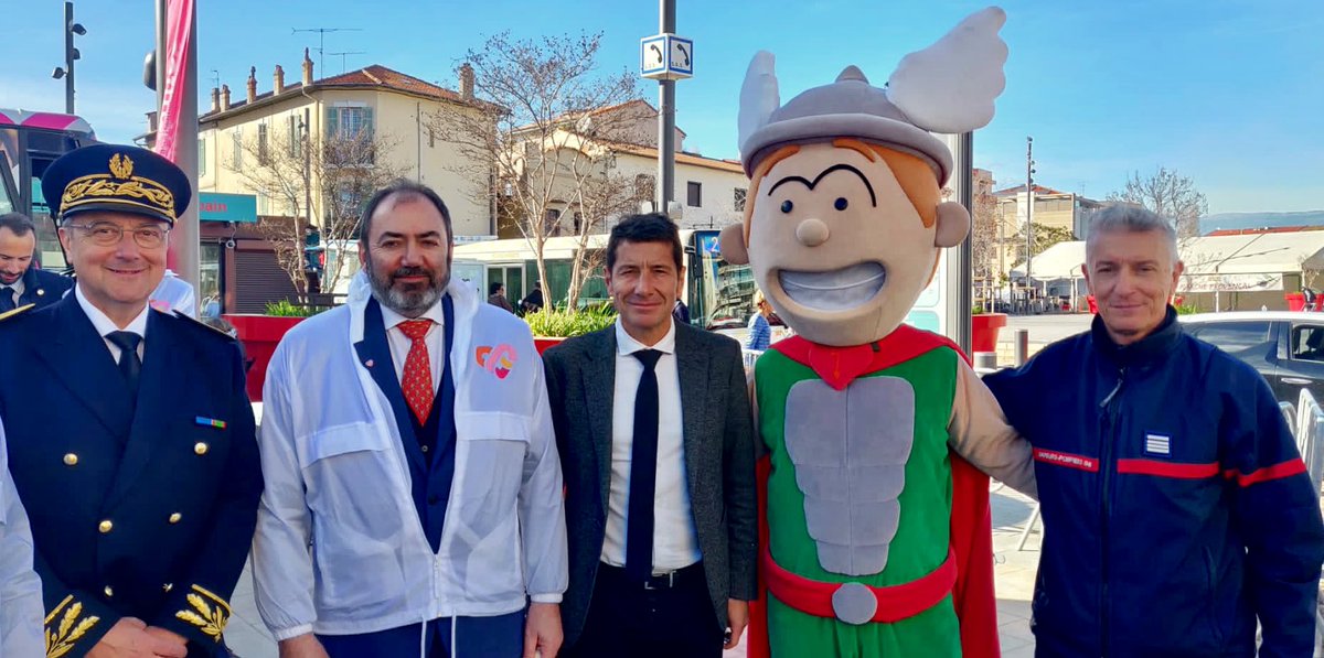 <a href="/FrcsBraun/">François Braun</a> et <a href="/davidlisnard/">David Lisnard</a> ont rencontré <a href="/DefibrillaTHOR/">DéfibrillaThor 06</a> autour du bus « Agir pour le cœur des femmes » qui réalise des dépistages cardio-vasculaire à <a href="/villecannes/">Cannes</a> une ville qui a du ❤️
L’occasion d’échanger et de sensibiliser toujours un peu plus autour de l’#ArrêtCardiaque.