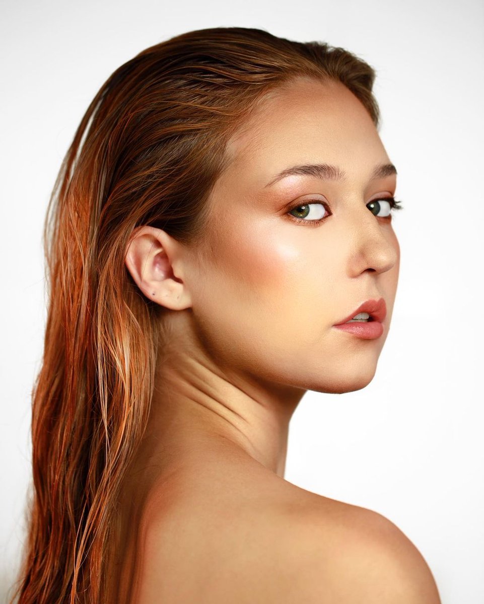 Claire (@claire.latham) for @zoeykayartistry 🔥
(via Instagram)