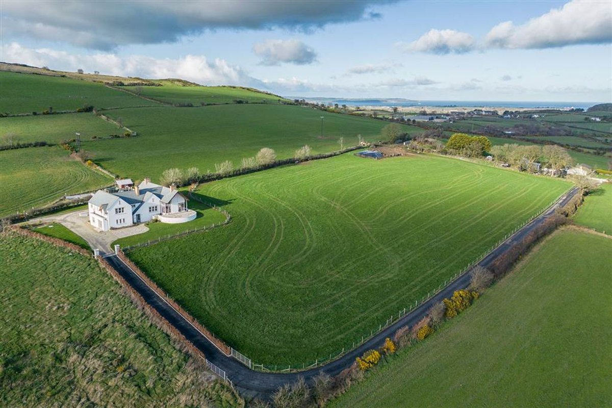 Views towards Strangford Lough, Scrabo and the Mourne Mountains. UNREAL😍 📍 72 Ballybarnes Road 🏷 £795,000 🛏 6 Beds 📞 Hampton Estates loom.ly/X_H46l8 #mournemountains #views #countryside #luxuryhome #propertynews #Newtownards #countydown