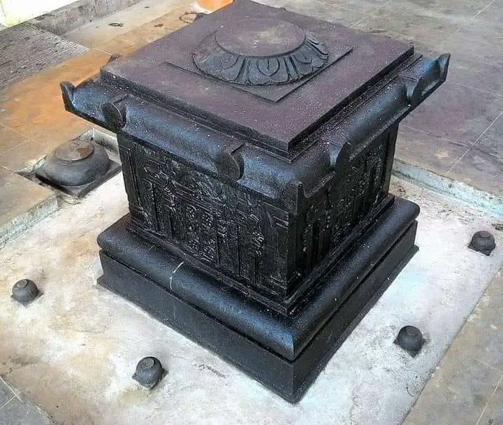 DeepKPradi4400's tweet photo. സ്ഥിരമായി ക്ഷേത്രദർശനം നടത്തുന്നവർക്ക് പോലും ക്ഷേത്രത്തിൽ കാണുന്ന ബലിപീഠങ്ങളെ കുറിച്ചുള്ള അറിയില്ല. ശ്രീകോവിൽ കഴിഞ്ഞാൽ അകത്തുള്ള ബലിവട്ടത്തിന് അന്തർമണ്ഡലം എന്ന് പറയും. ഒരു ക്ഷേത്രത്തെപ്പറ്റി പഠിക്കുമ്പോൾ അകത്തും പുറത്തുമുള്ള ബലിപീഠങ്ങളെ 
കുറിച്ച് ശരിയായി അറിഞ്ഞിരിക്കണം. 
(7/1) https://t.co/V0DBTcDQAt