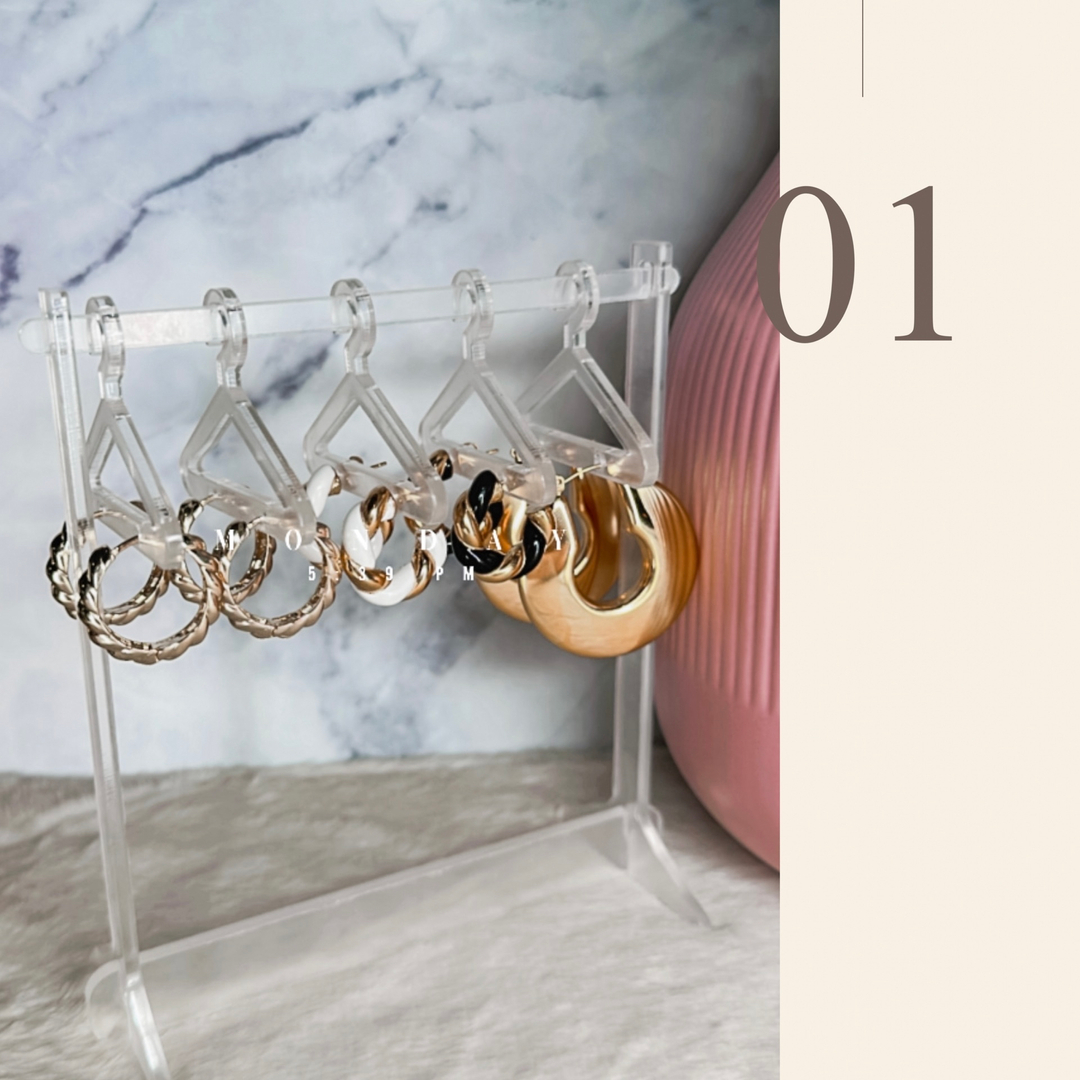 Pretty.
Little.
Jewels.
💎 

G.L.A.M.O.R.O.U.S ✨ ✨ 

#minimaljewelry #daintyjewelry #empoweredwomen #latina #sparklemedallion #timelessstyles #earringstacks #boteequalsbeauty #pearlywhite #initialnecklace #earringcollection #coffeemugs #retroinitials #timelessclassic #per